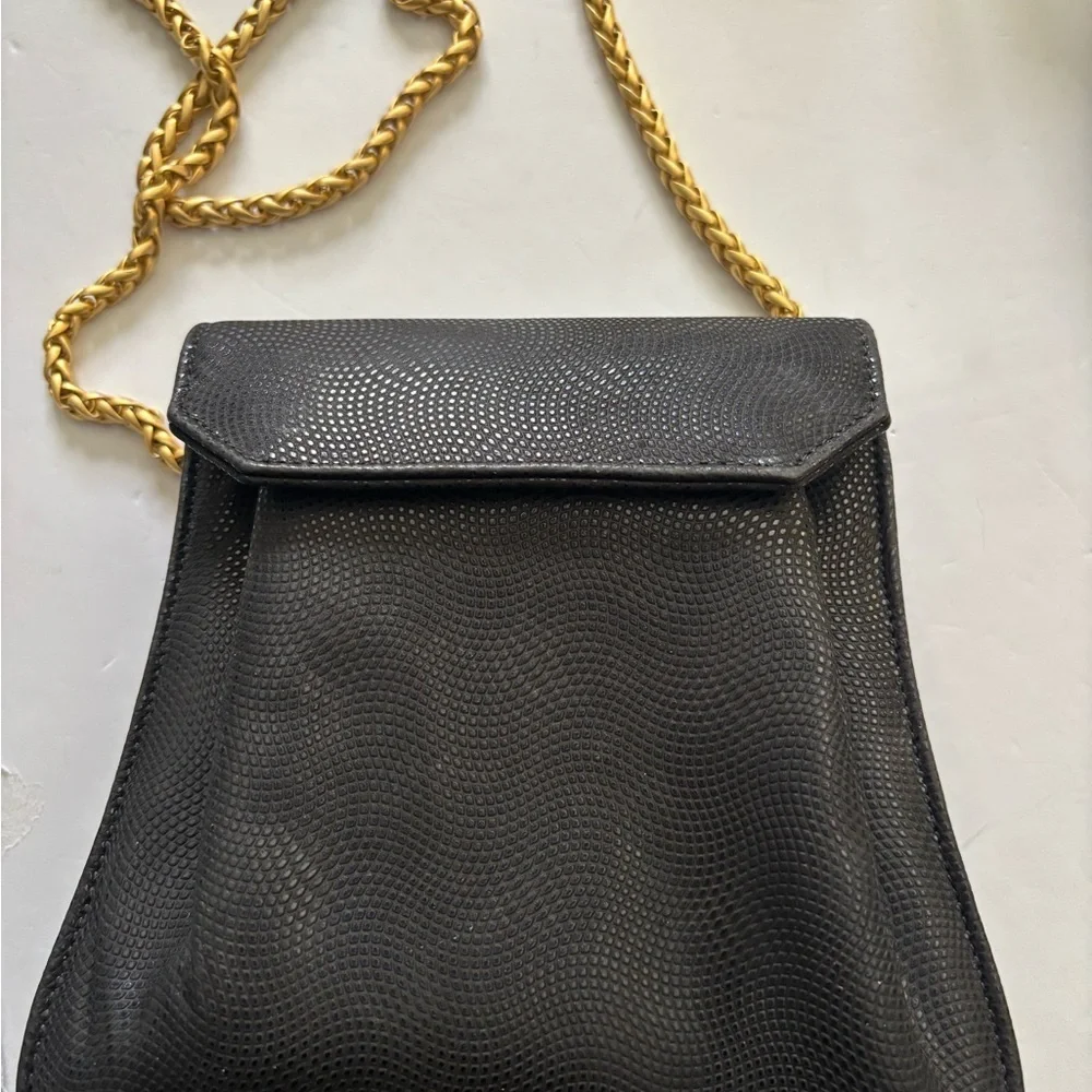SONDRO ROBERTS BLACK TEXTURED SHOULDER BAG WITH THICK GOLD TONED CHAIN